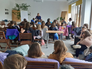 A tanulók hallgatják az előadást a Klíma tízparancsolatról.