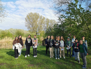 Študenti pri jazierku Dombó, skupinová fotka.