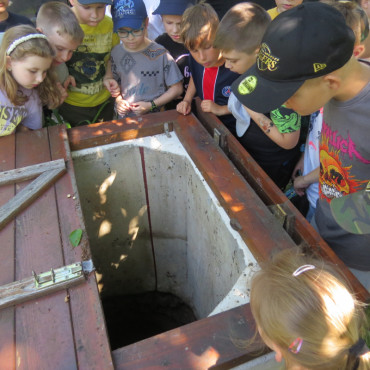 Pri studni deti objavujú odkiaľ sa voda čerpá.