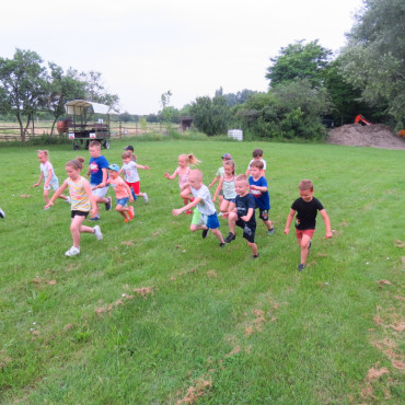 Deti behajú: aktivita "Zvieracie preteky na lúke"