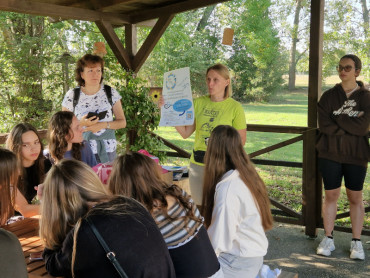 Lektorka predstavuje študentom kampaň KlimaTyzuj sa