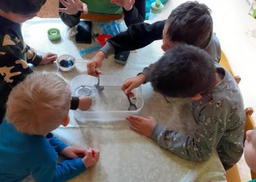 Children remove pollution from the lake with various tools.