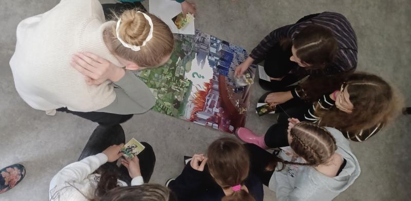Študenti pracujú s plagátom Futuropolis, ako obrazový kód a vzdelávacia pomôcka pre klíma vzdelávanie.